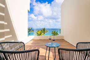 Luxury beachfront villa at Nizuc
