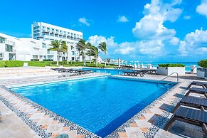 Luxury beachfront villa at Nizuc