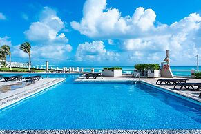 Luxury beachfront villa at Nizuc