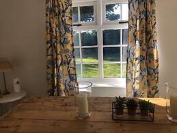 Charming Country Cottage in a Peaceful Location