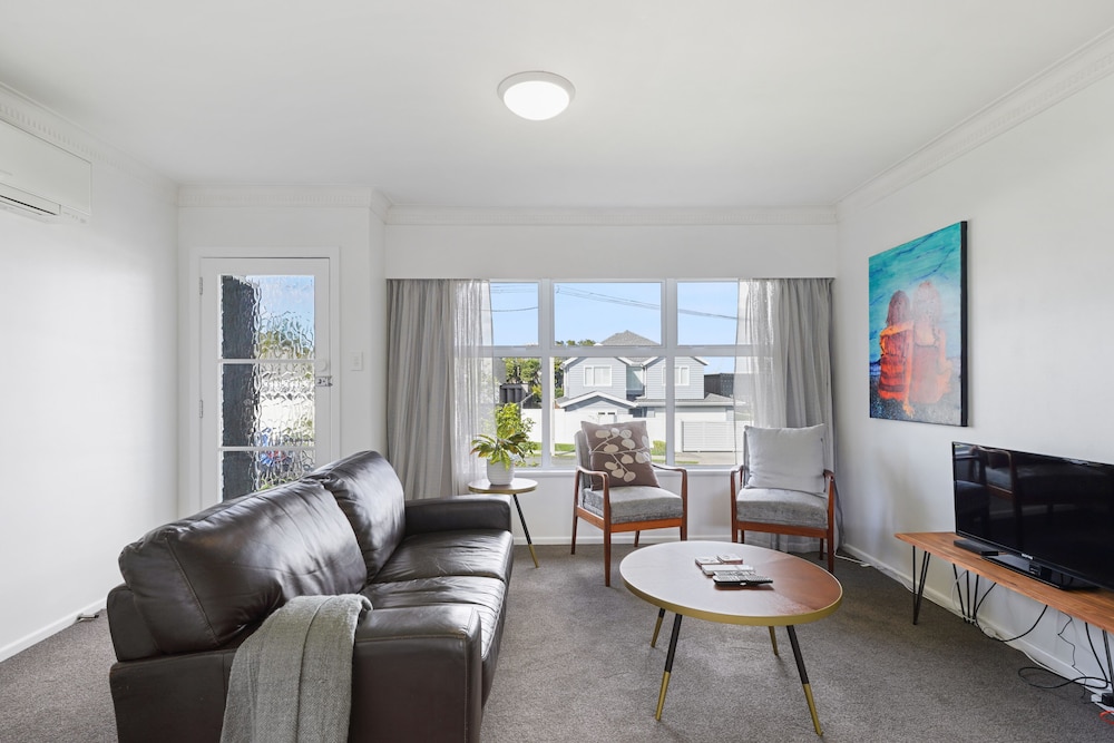 Renovated Takapuna 2BR Apt - Parking