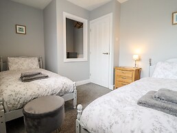 4 Plas Newydd