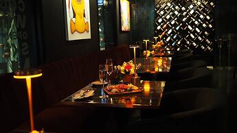 The Gravitique Hotel Khaosan