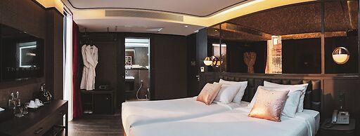 The Gravitique Hotel Khaosan