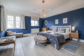 Holly Lodge