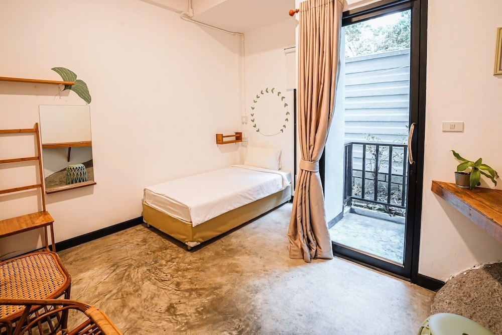 The Dearly Koh Tao Hostel