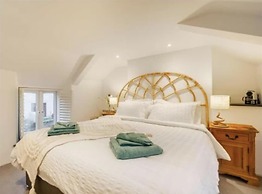 2-bed, Sleeps 4, Pets Welcome, Parking