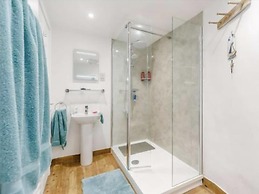 2-bed, Sleeps 4, Pets Welcome, Parking