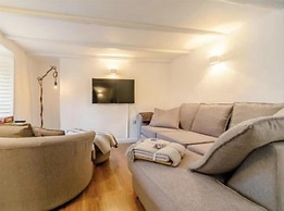 2-bed, Sleeps 4, Pets Welcome, Parking