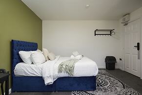 Hayy Vibrant Studios Queensgate