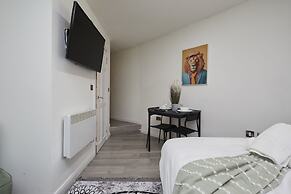 Hayy Vibrant Studios Queensgate