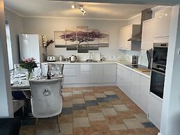 Beautiful 3-bed House in Sunny Killough Down