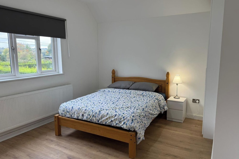 4 Bed House - Sleeps 10 - Pets - Parking - Wifi