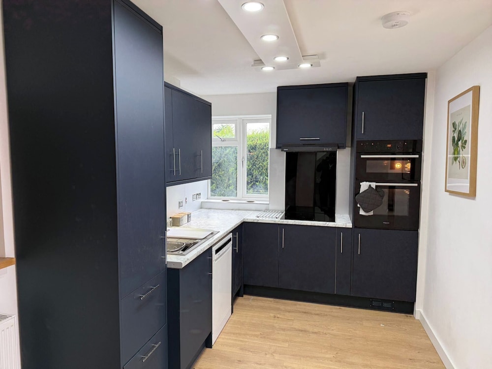 4 Bed House - Sleeps 10 - Pets - Parking - Wifi