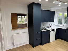 4 Bed House - Sleeps 10 - Pets - Parking - Wifi