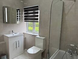 4 Bed House - Sleeps 10 - Pets - Parking - Wifi