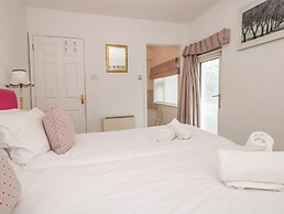 2 Lee Court