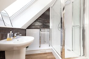 JOIVY Inviting Flat Near Edinburgh Castle W/ Parking