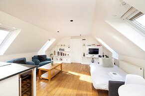 JOIVY Inviting Flat Near Edinburgh Castle W/ Parking