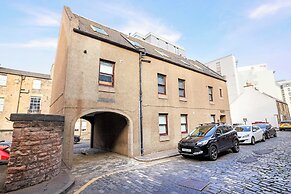 JOIVY Inviting Flat Near Edinburgh Castle W/ Parking