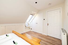 JOIVY Inviting Flat Near Edinburgh Castle W/ Parking