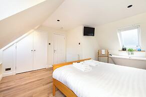JOIVY Inviting Flat Near Edinburgh Castle W/ Parking