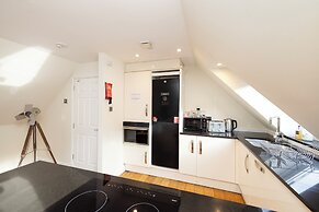 JOIVY Inviting Flat Near Edinburgh Castle W/ Parking