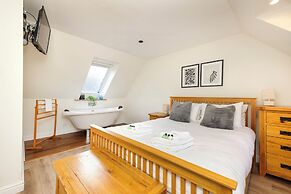JOIVY Inviting Flat Near Edinburgh Castle W/ Parking