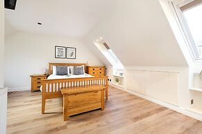 JOIVY Inviting Flat Near Edinburgh Castle W/ Parking