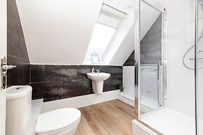 JOIVY Inviting Flat Near Edinburgh Castle W/ Parking