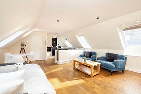 JOIVY Inviting Flat Near Edinburgh Castle W/ Parking