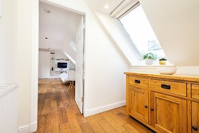 JOIVY Inviting Flat Near Edinburgh Castle W/ Parking