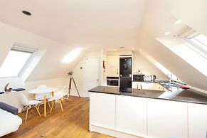 JOIVY Inviting Flat Near Edinburgh Castle W/ Parking