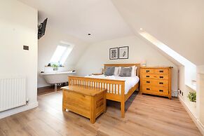 JOIVY Inviting Flat Near Edinburgh Castle W/ Parking