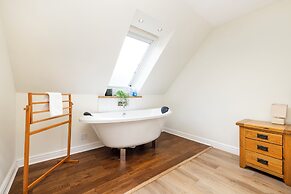 JOIVY Inviting Flat Near Edinburgh Castle W/ Parking