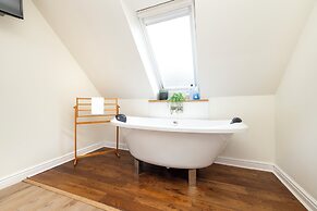 JOIVY Inviting Flat Near Edinburgh Castle W/ Parking