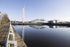 JOIVY Bright 3-Bed Flat Overlooking The Clyde