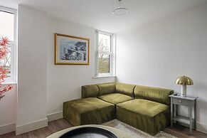 Luxurious 2 Bedroom Apartment With Free Parking
