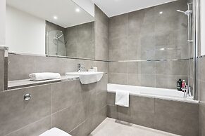 Luxurious 2 Bedroom Apartment With Free Parking