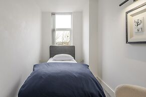 Luxurious 2 Bedroom Apartment With Free Parking