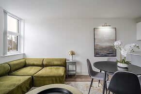 Luxurious 2 Bedroom Apartment With Free Parking
