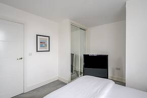 Luxurious 2 Bedroom Apartment With Free Parking