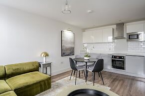 Luxurious 2 Bedroom Apartment With Free Parking