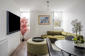Luxurious 2 Bedroom Apartment With Free Parking