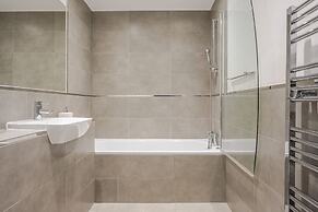 Luxurious 2 Bedroom Apartment With Free Parking