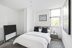 Luxurious 2 Bedroom Apartment With Free Parking