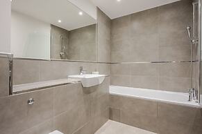 Luxurious 2 Bedroom Apartment With Free Parking
