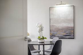 Luxurious 2 Bedroom Apartment With Free Parking