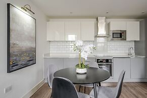Luxurious 2 Bedroom Apartment With Free Parking