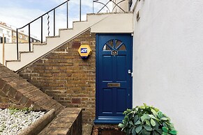 Magnificent 2 Bed Garden Flat in Oval